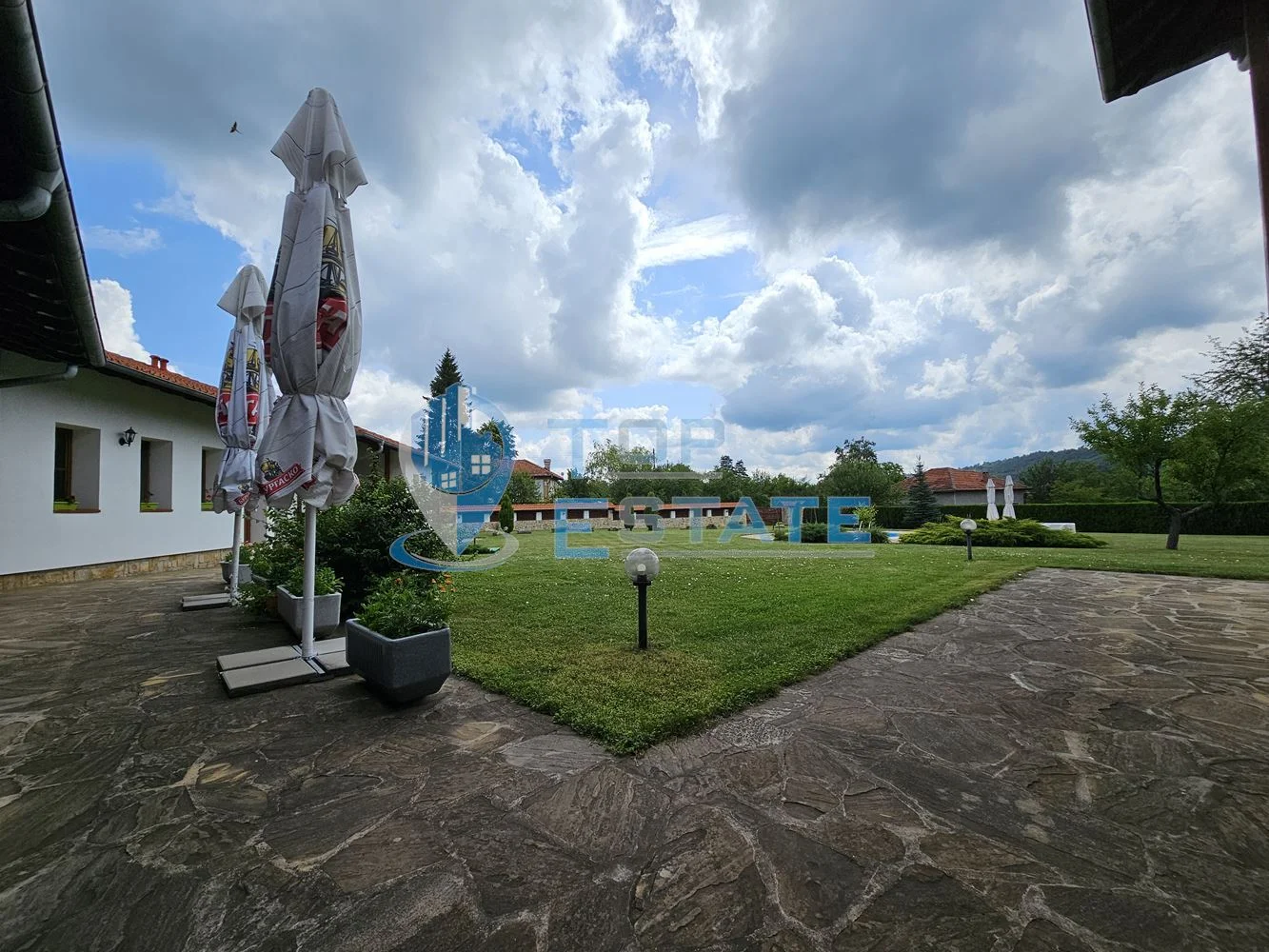 Къща за гости с басейн, механа и голям двор в с. Средни колиби - 0