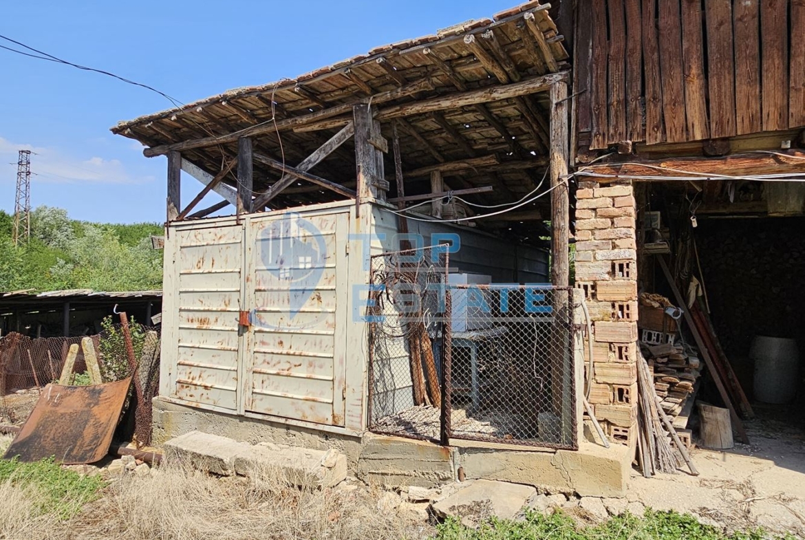 Двуетажна тухлена къща с гараж и голям двор в село Добромирка - 0