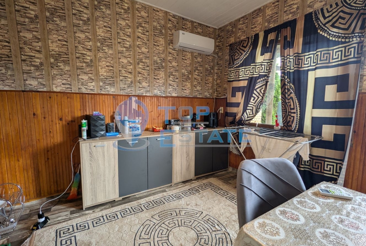 Тухлена къща с голям двор и кладенец в село Караисен, община Павликени, област Велико Търново - 0