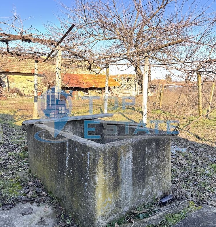 Тухлена къща с кладенец в с. Козаревец, област Велико Търново - 0