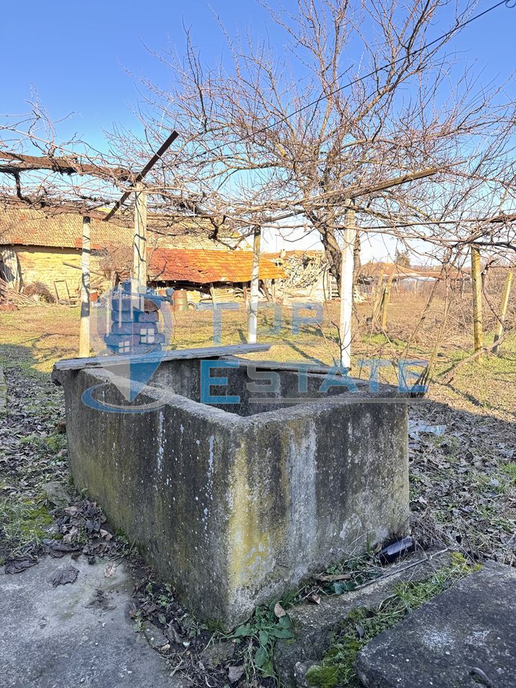 Тухлена къща с кладенец в с. Козаревец, област Велико Търново - 0