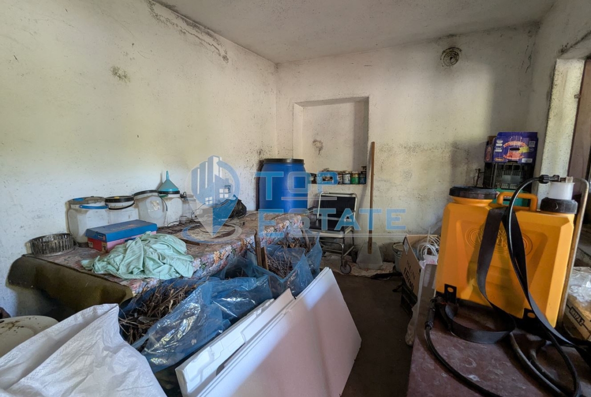 Двуетажна тухлена къща на главната улица в село Поликраище, област Велико Търново - 0