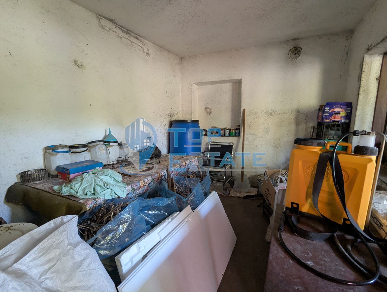 Двуетажна тухлена къща на главната улица в село Поликраище, област Велико Търново-0 Двуетажна тухлена къща на главната улица в село Поликраище, област Велико Търново - 0