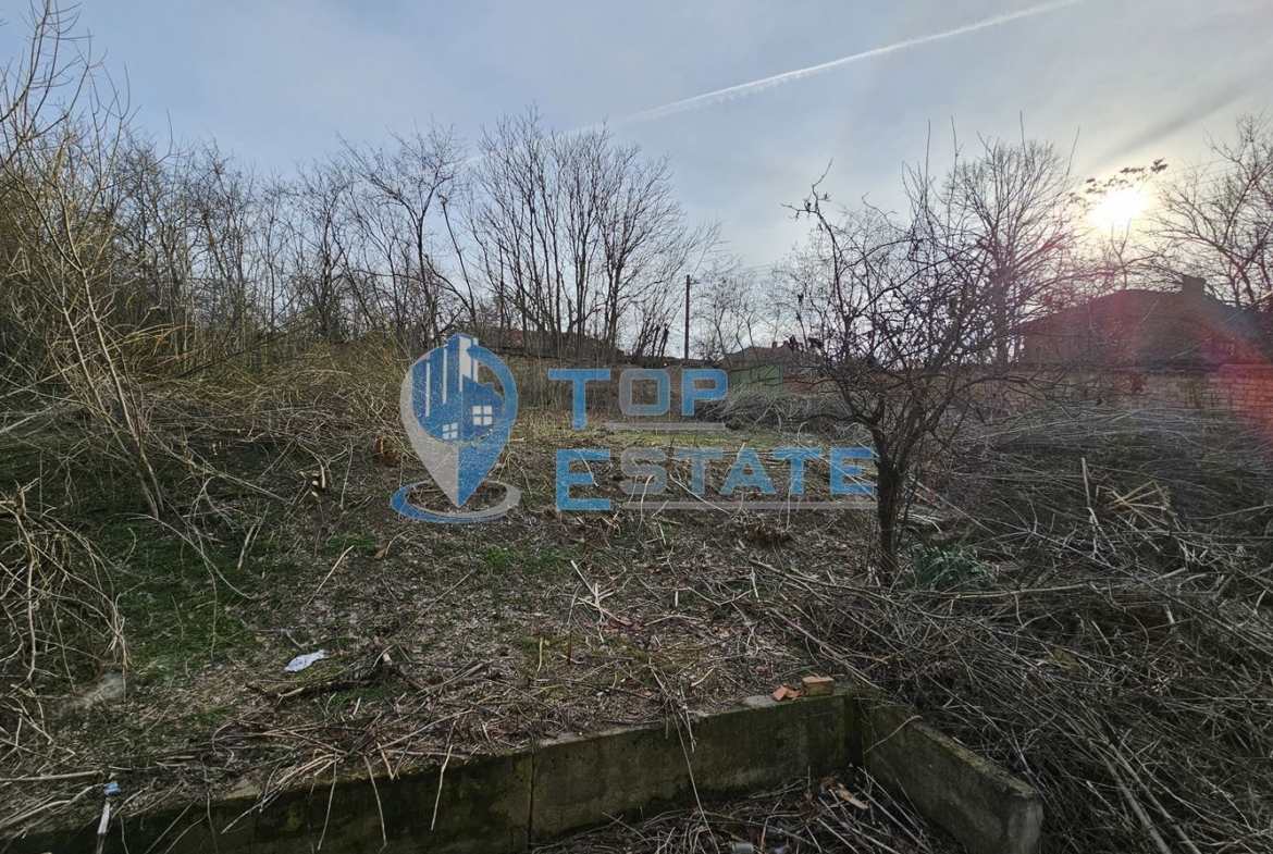 Двуетажна тухлена къща с голям двор в село Козловец, община Свищов - 0