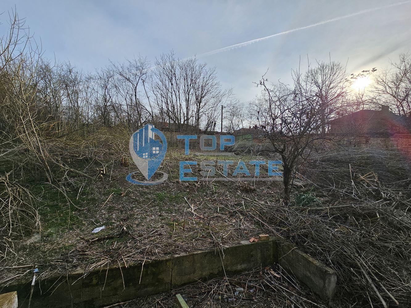 Двуетажна тухлена къща с голям двор в село Козловец, община Свищов - 0