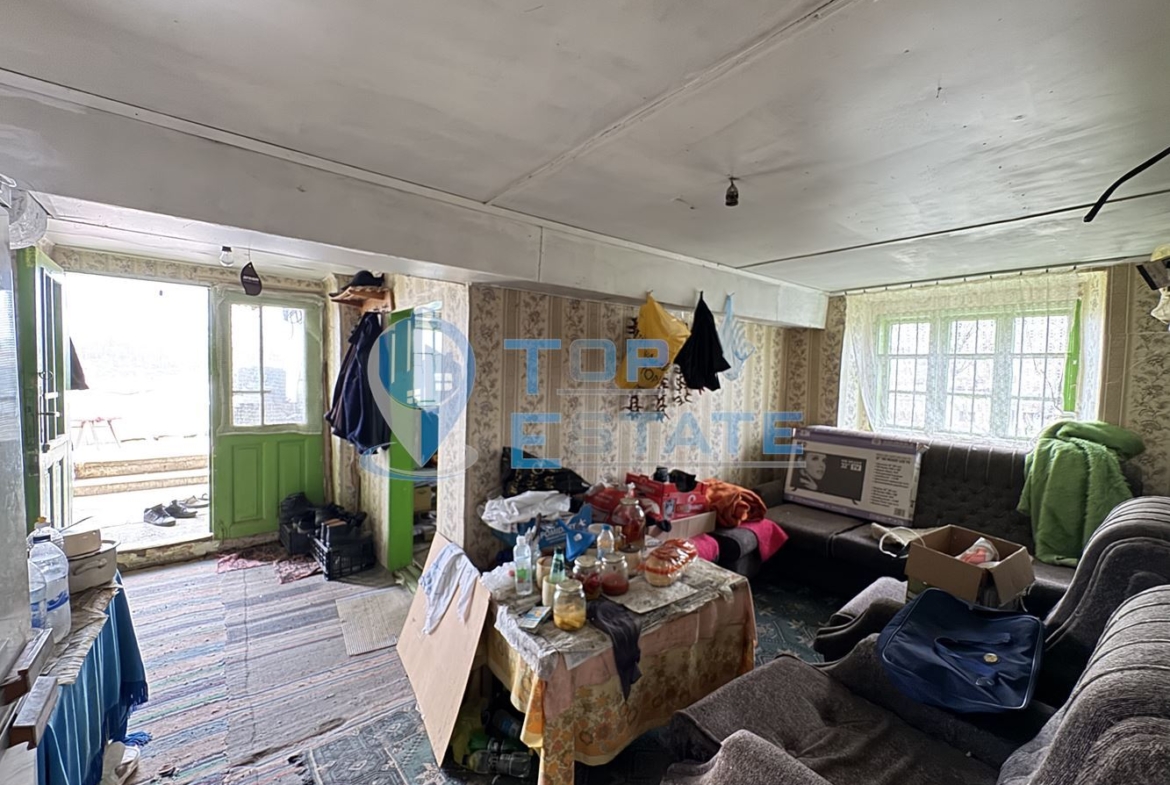 Двуетажна тухлена къща с кладенец в село Ресен, област Велико Търново - 0