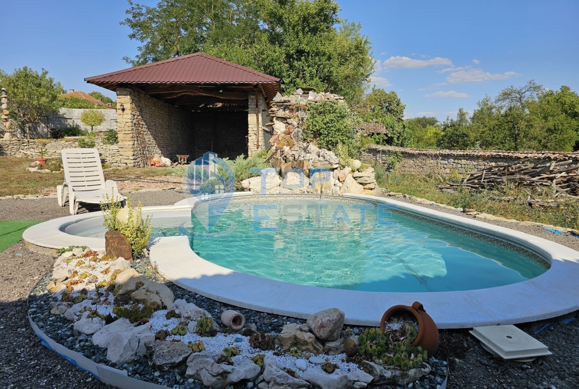 Двуетажна къща на груб строеж с втора къща и басейн с панорама в село Леденик - 0