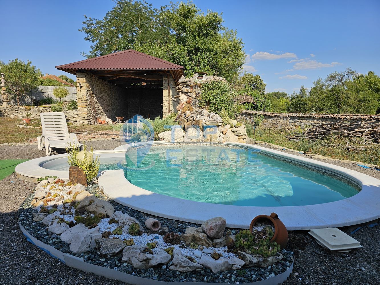 Двуетажна къща на груб строеж с втора къща и басейн с панорама в село Леденик - 0