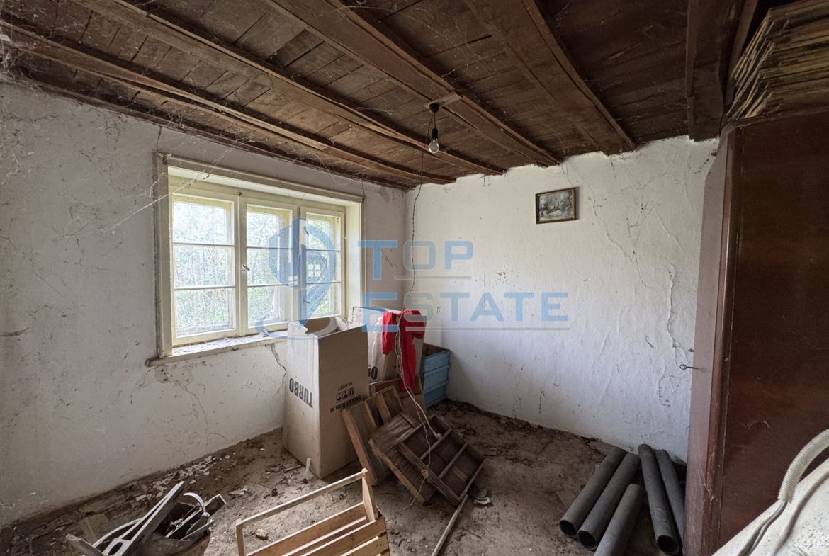 Двуетажна тухлена къща с голям двор в село Патреш, област Велико Търново - 0