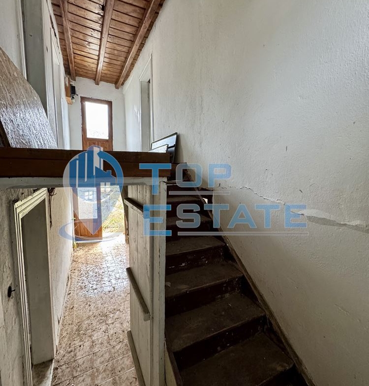 Двуетажна тухлена къща с допълнителни постройки и голям двор в село Караиванца, област Габрово. - 0