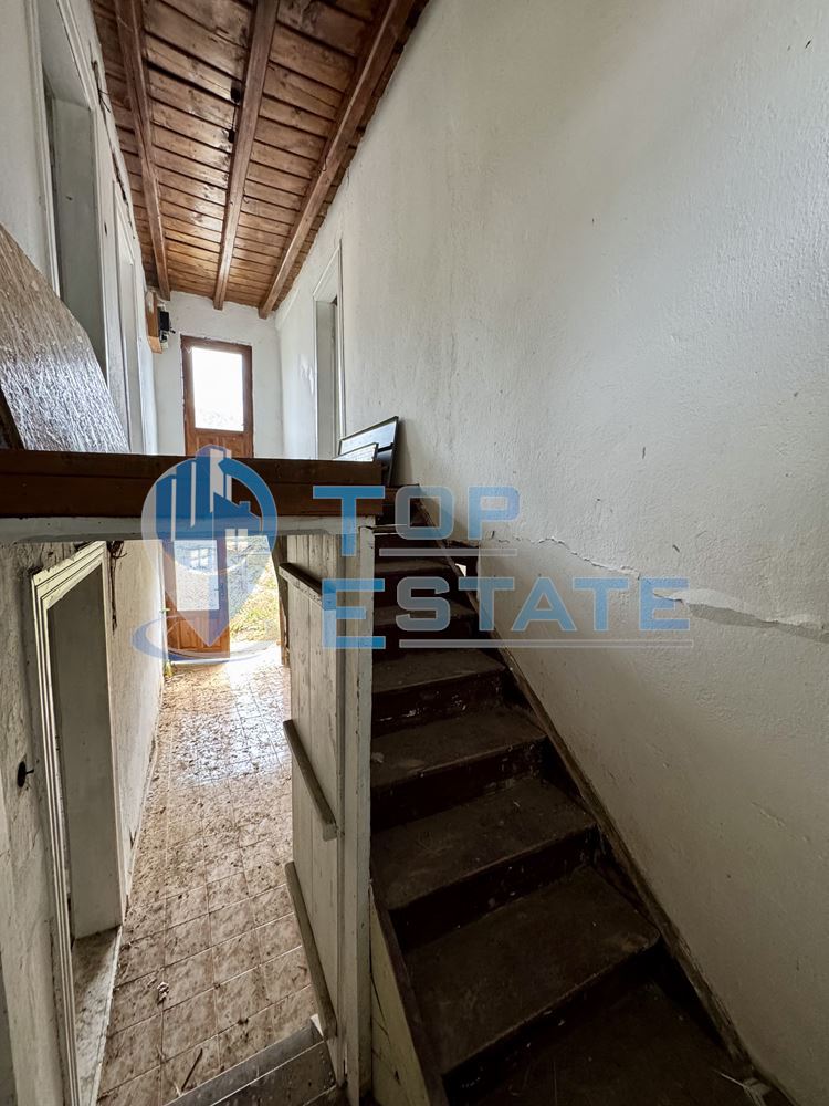 Двуетажна тухлена къща с допълнителни постройки и голям двор в село Караиванца, област Габрово. - 0