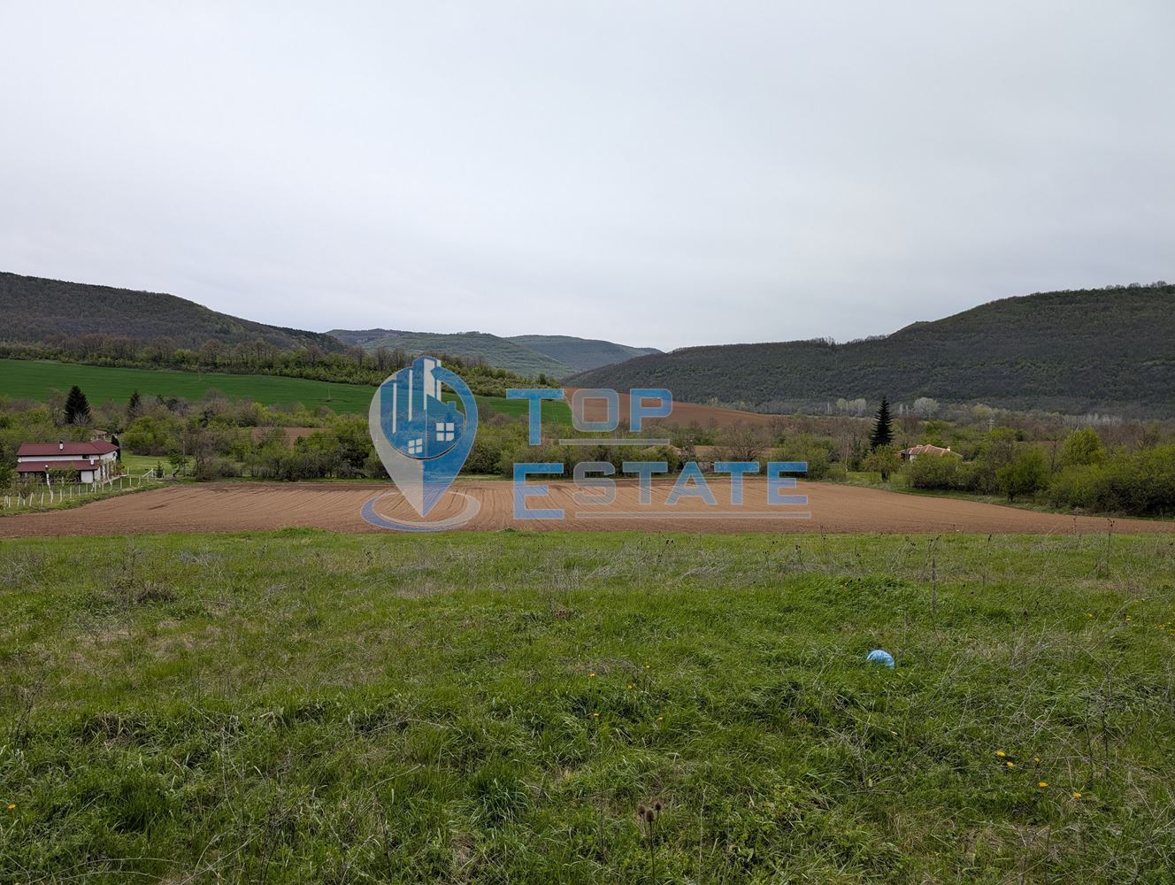 Едноетажна реновирана къща с голям двор в село Сливовица - 0