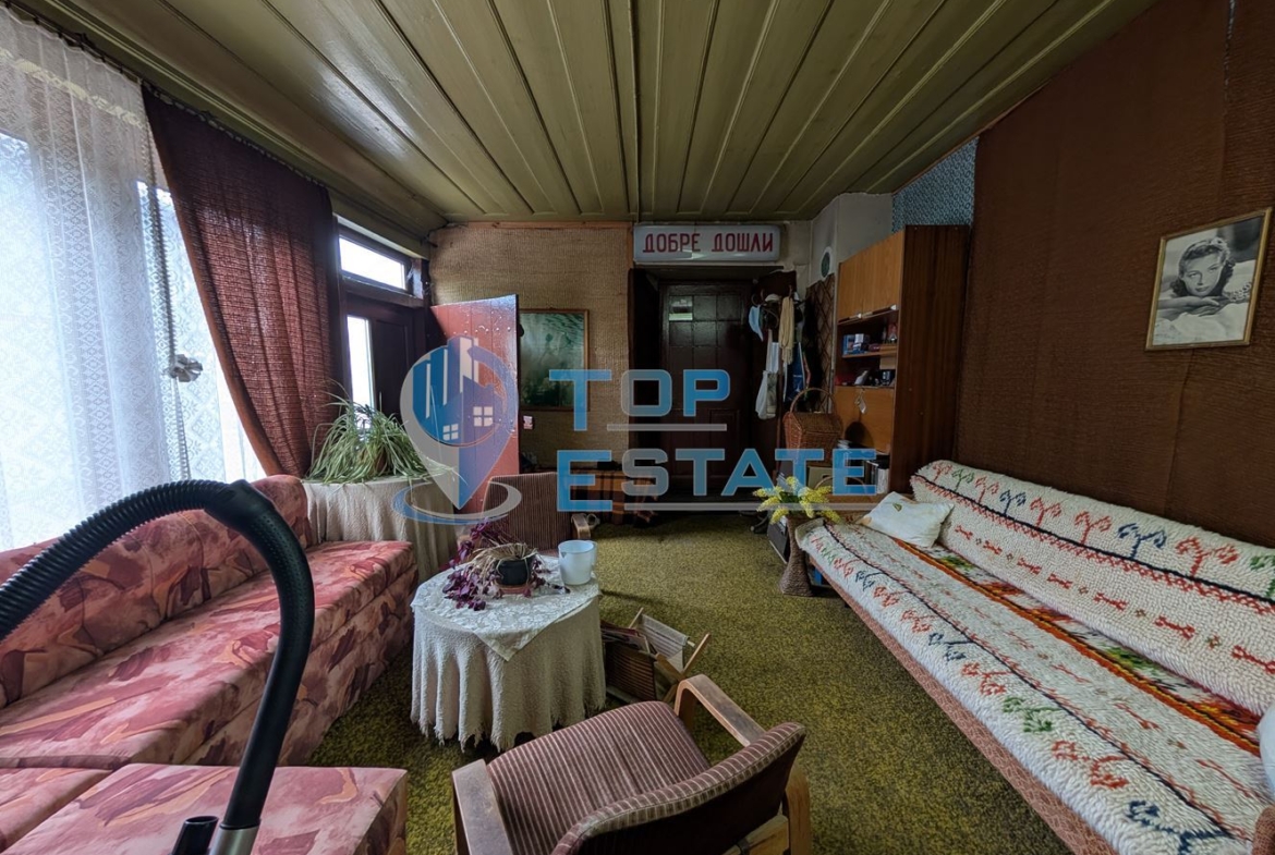 Двуетажна автентична къща с голям двор в село Лесичарка - 0