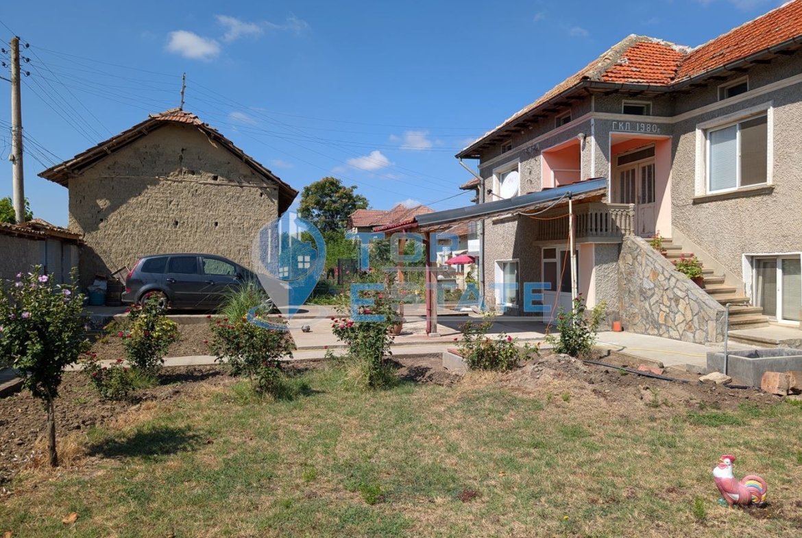 Двуетажна къща след ремонт в село Караисен - 0