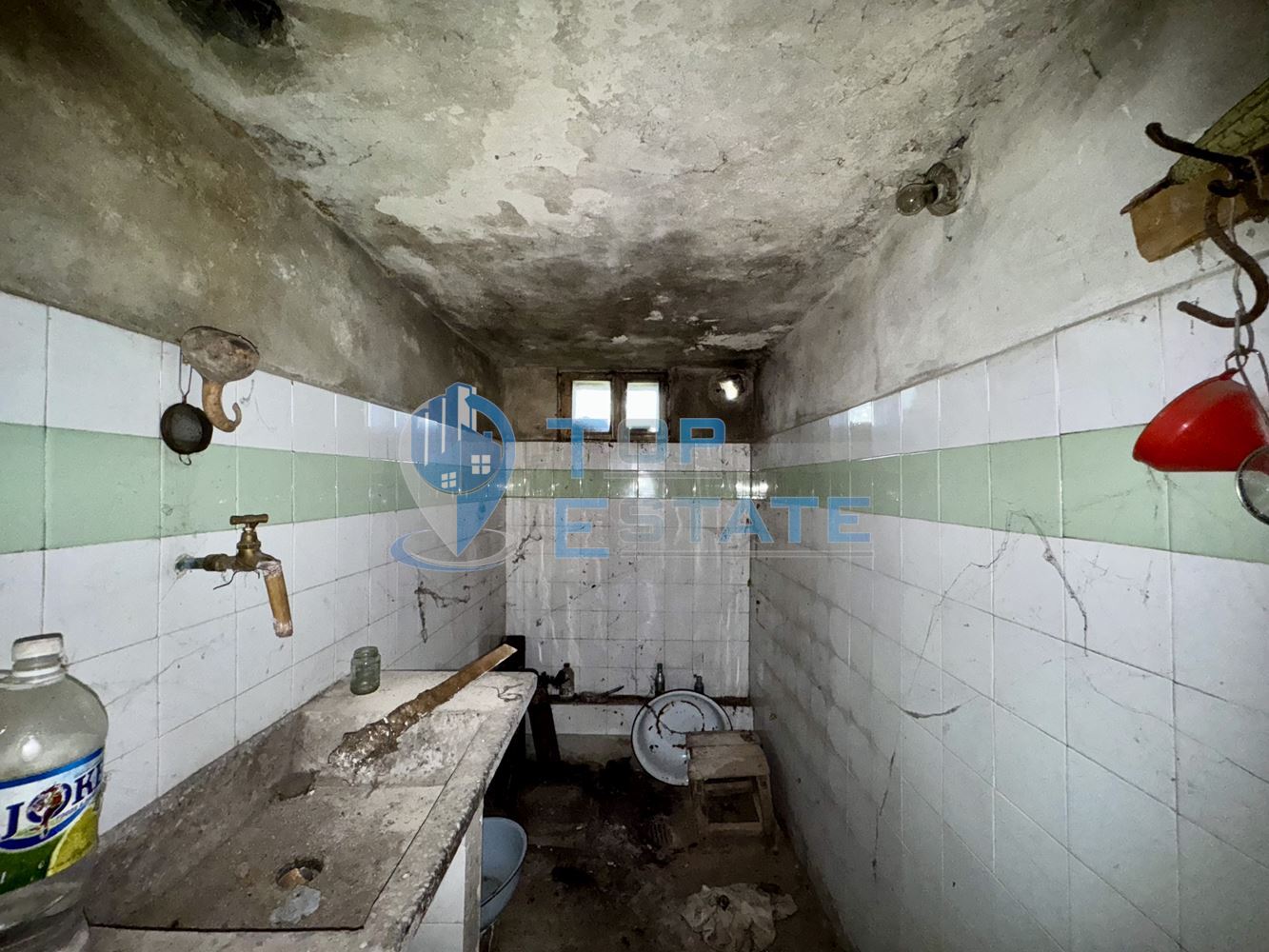 Двуетажна тухлена къща с кладенец в с. Михалци, област Велико Търново.-0 Двуетажна тухлена къща с кладенец в с. Михалци, област Велико Търново. - 0