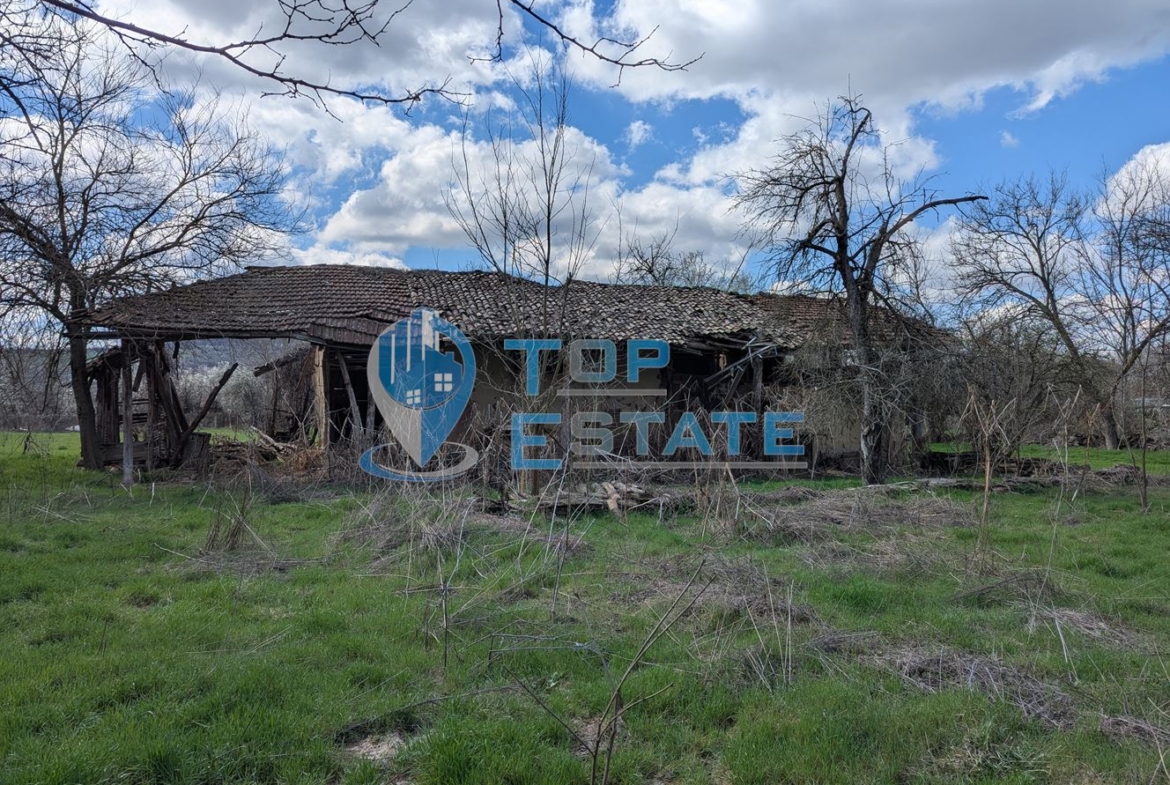 Къща с голям двор и кладенец в село Благоево, област Велико Търново - 0