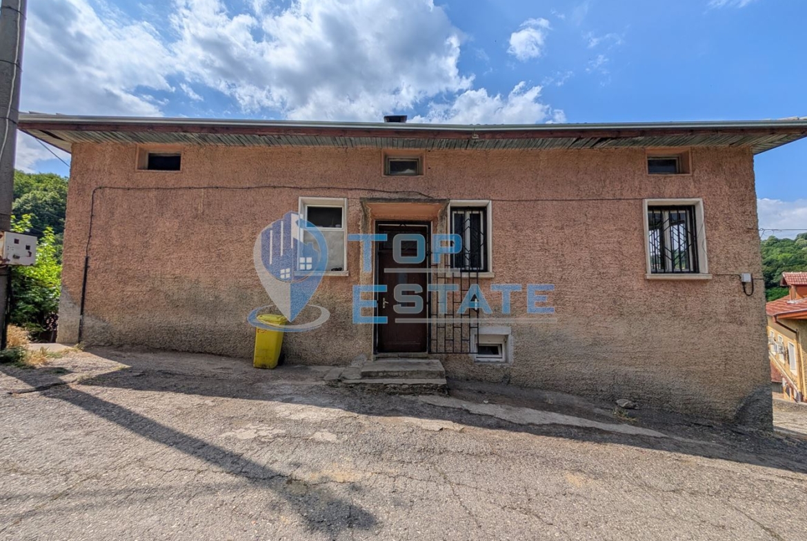 Двуетажна масивна къща с панорама в центъра на град Плачковци - 0