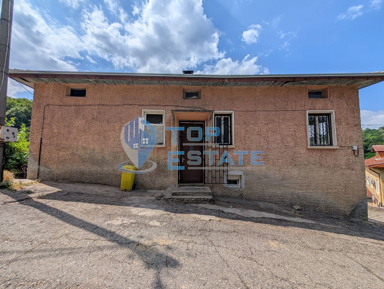 Двуетажна масивна къща с панорама в центъра на град Плачковци - 0