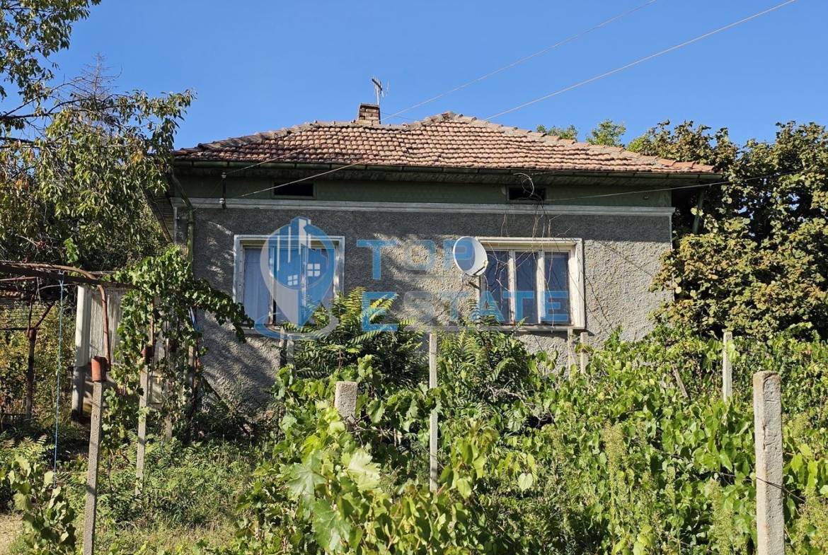 Тухлена къща с вътрешна тоалетна, гараж и голям двор в село Българско сливово, област В. Търново - 0