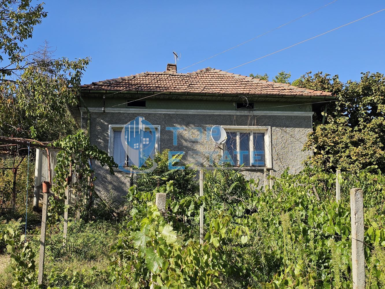 Тухлена къща с вътрешна тоалетна, гараж и голям двор в село Българско сливово, област В. Търново - 0