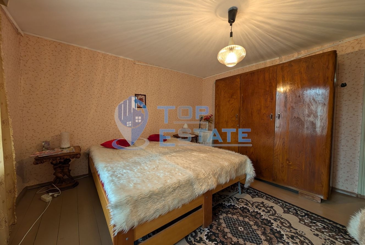 Двуетажна автентична къща с голям двор в село Лесичарка - 0