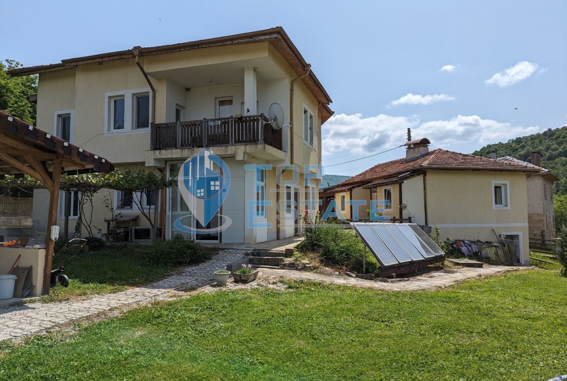 Две къщи за гости в голям двор с басейн и панорамна гледка в село Войнежа - 0