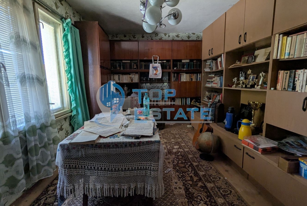 Тухлена къща на тиха и спокойна улица в село Поликраище, област Велико Търново - 0