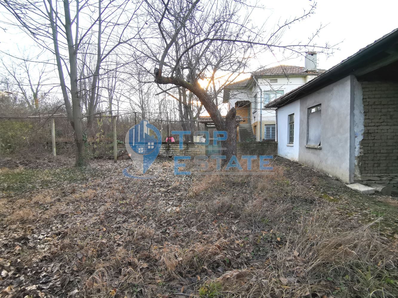 Двуетажна тухлена къща с вътрешна баня с тоалетна в с. Дъскот-0 Двуетажна тухлена къща с вътрешна баня с тоалетна в с. Дъскот - 0