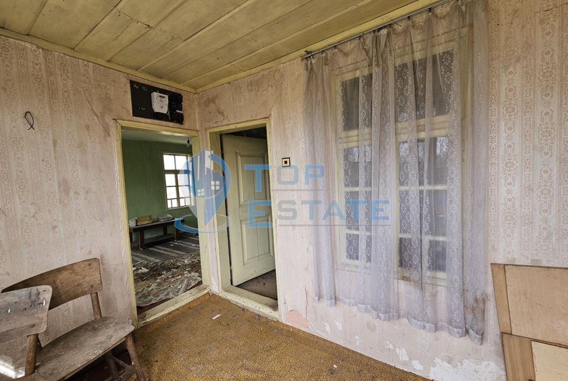 Двуетажна къща с голям двор в село Върбица, област Велико Търново - 0