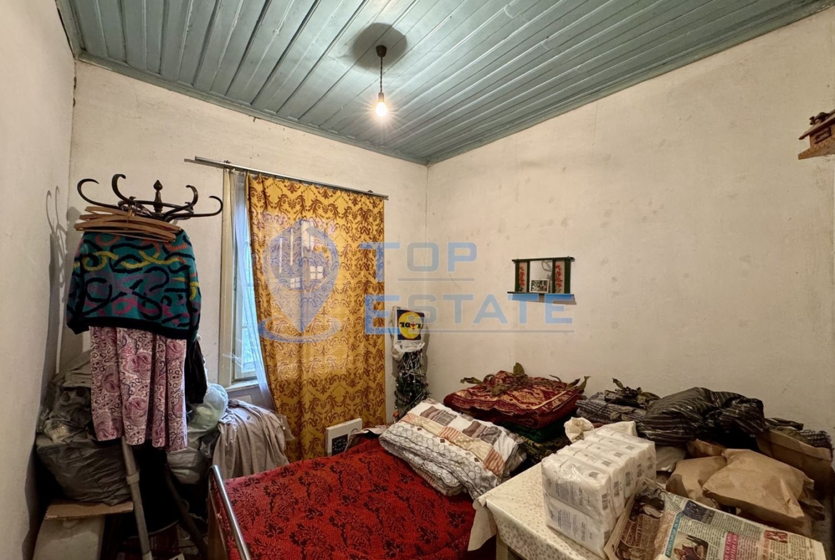 Двуетажна къща с кладенец и голям двор в село Ресен, област Велико Търново - 0