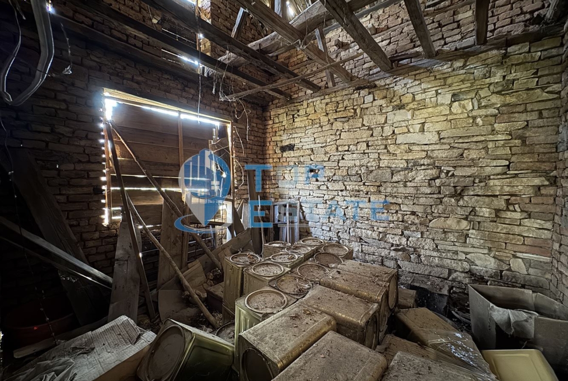 Двуетажна тухлена къща с голям двор в село Патреш, област Велико Търново - 0