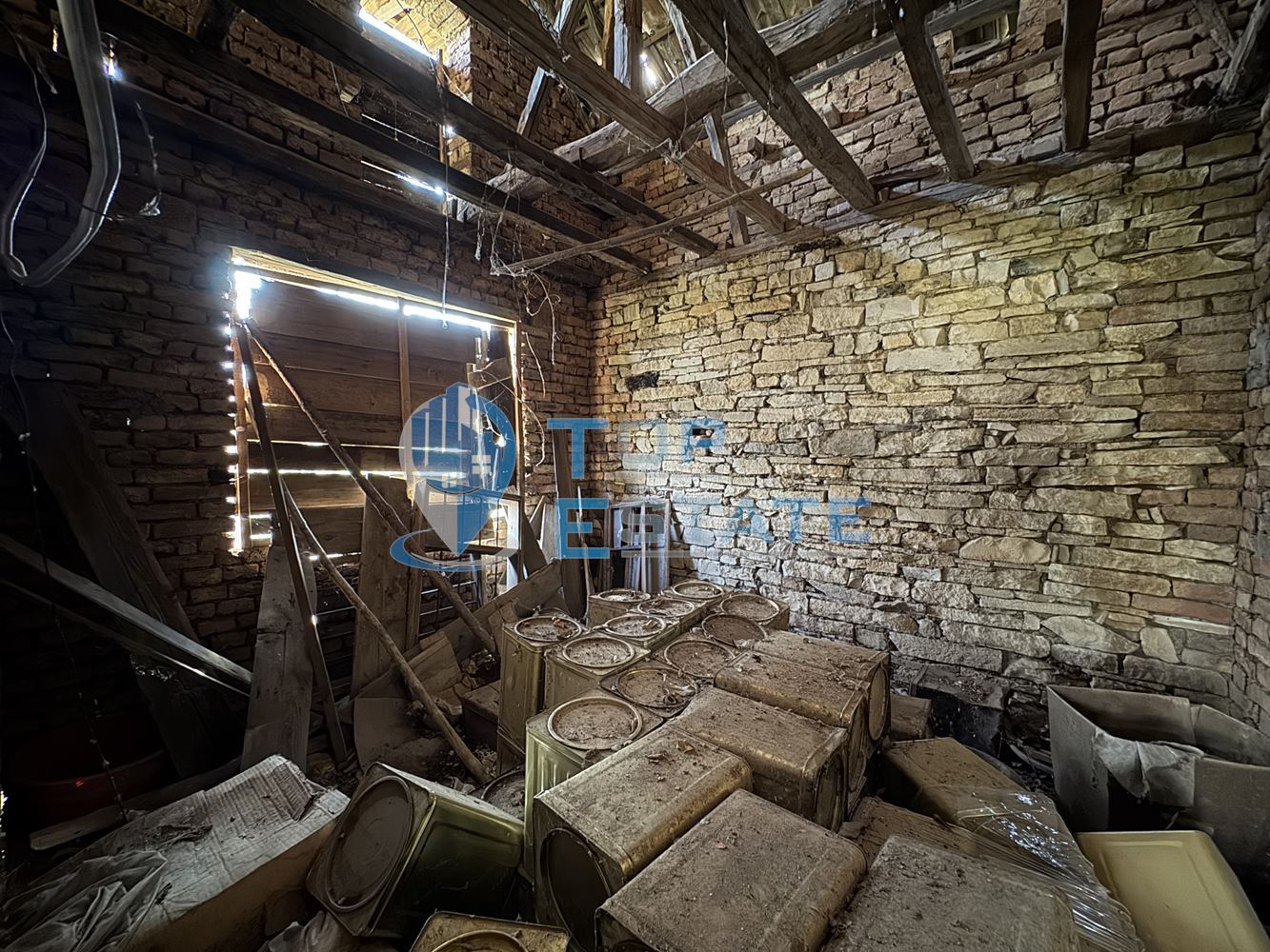 Двуетажна тухлена къща с голям двор в село Патреш, област Велико Търново - 0