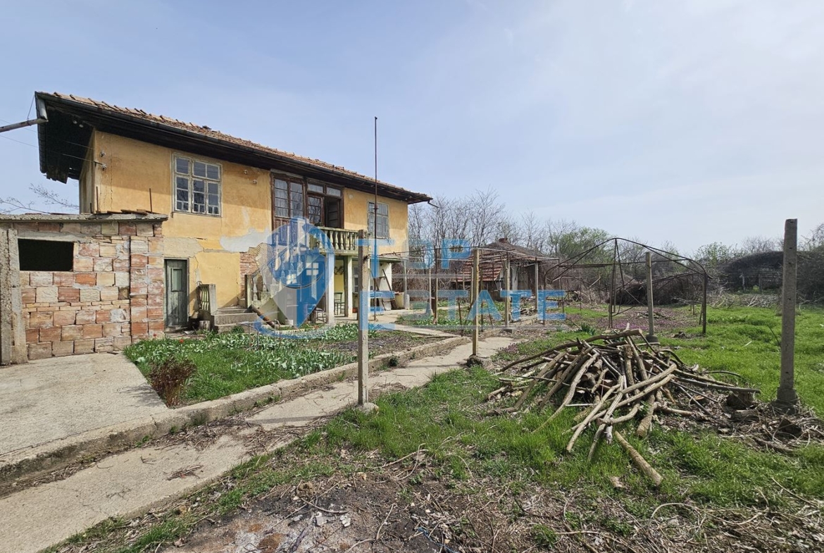 Двуетажна къща с голям двор в село Върбица, област Велико Търново - 0