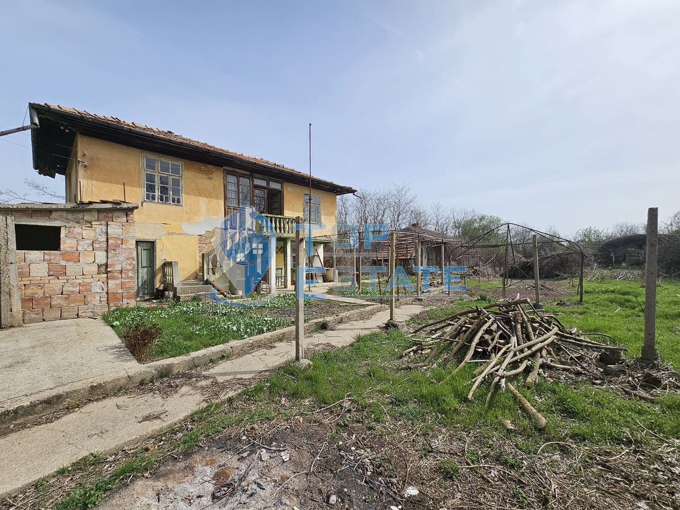 Двуетажна къща с голям двор в село Върбица, област Велико Търново - 0