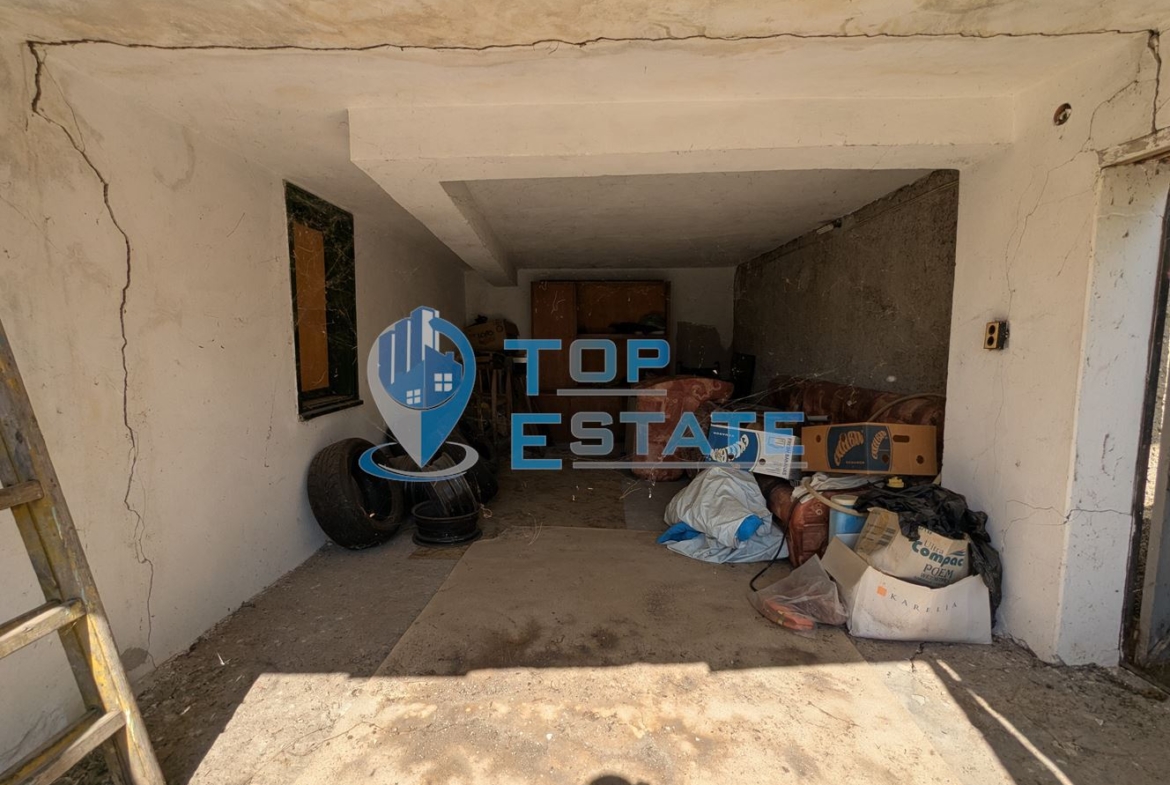 Тухлена къща на тиха и спокойна улица в село Поликраище, област Велико Търново - 0