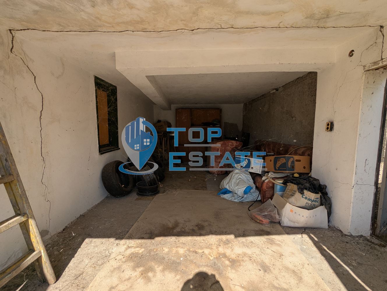 Тухлена къща на тиха и спокойна улица в село Поликраище, област Велико Търново - 0