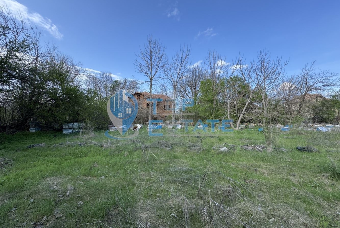 Двуетажна тухлена къща с голям двор в село Патреш, област Велико Търново - 0