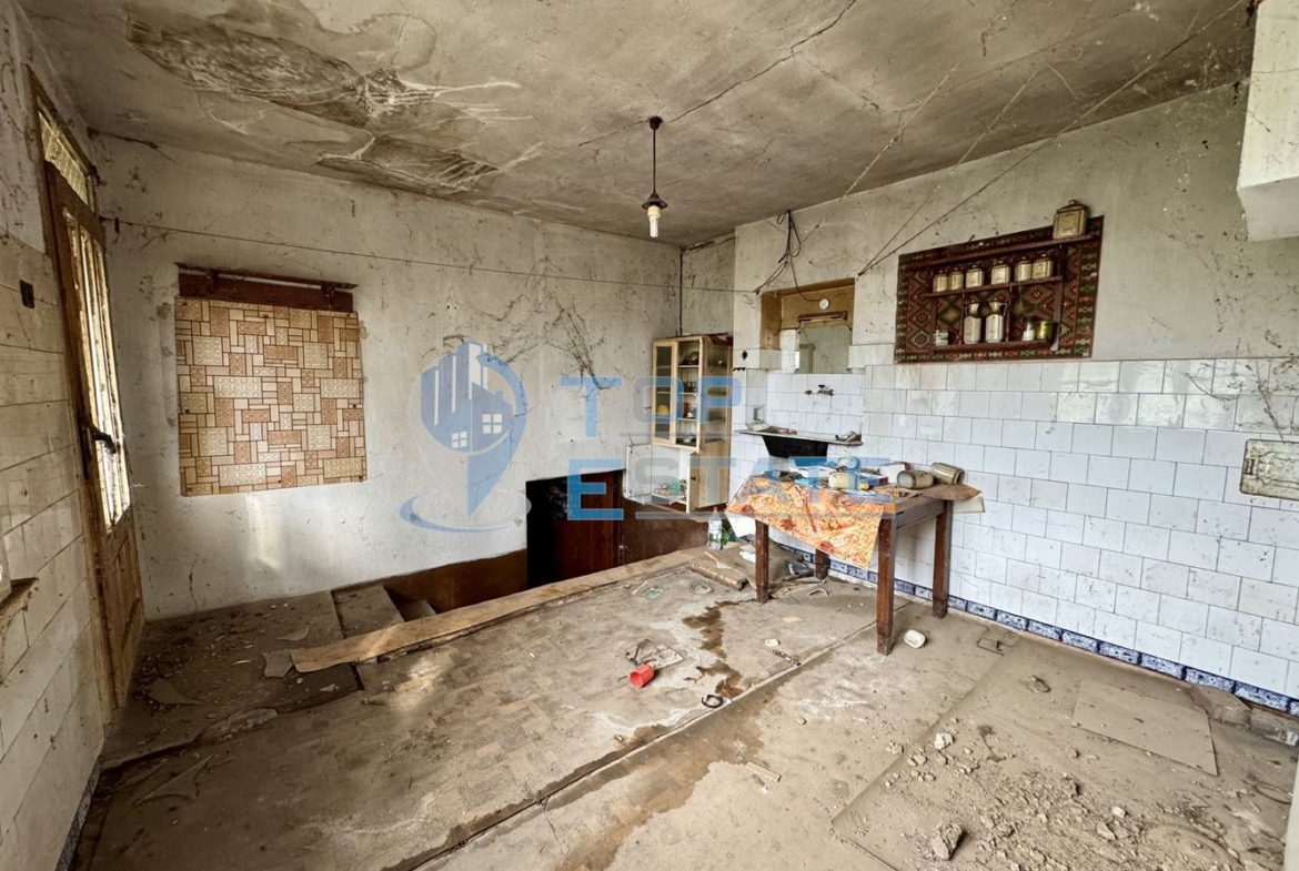 Тухлена къща с голям двор в село Недан, област Велико Търново - 0