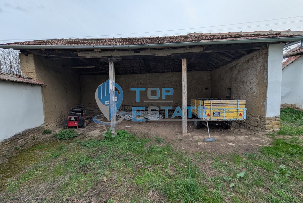 Двуетажна къща с голям двор и кладенец в село Ресен - 0