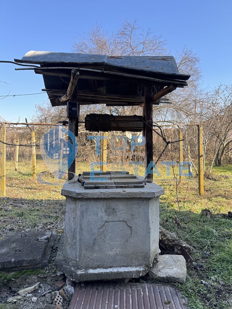 Тухлена къща с кладенец в с. Козаревец, област Велико Търново - 0