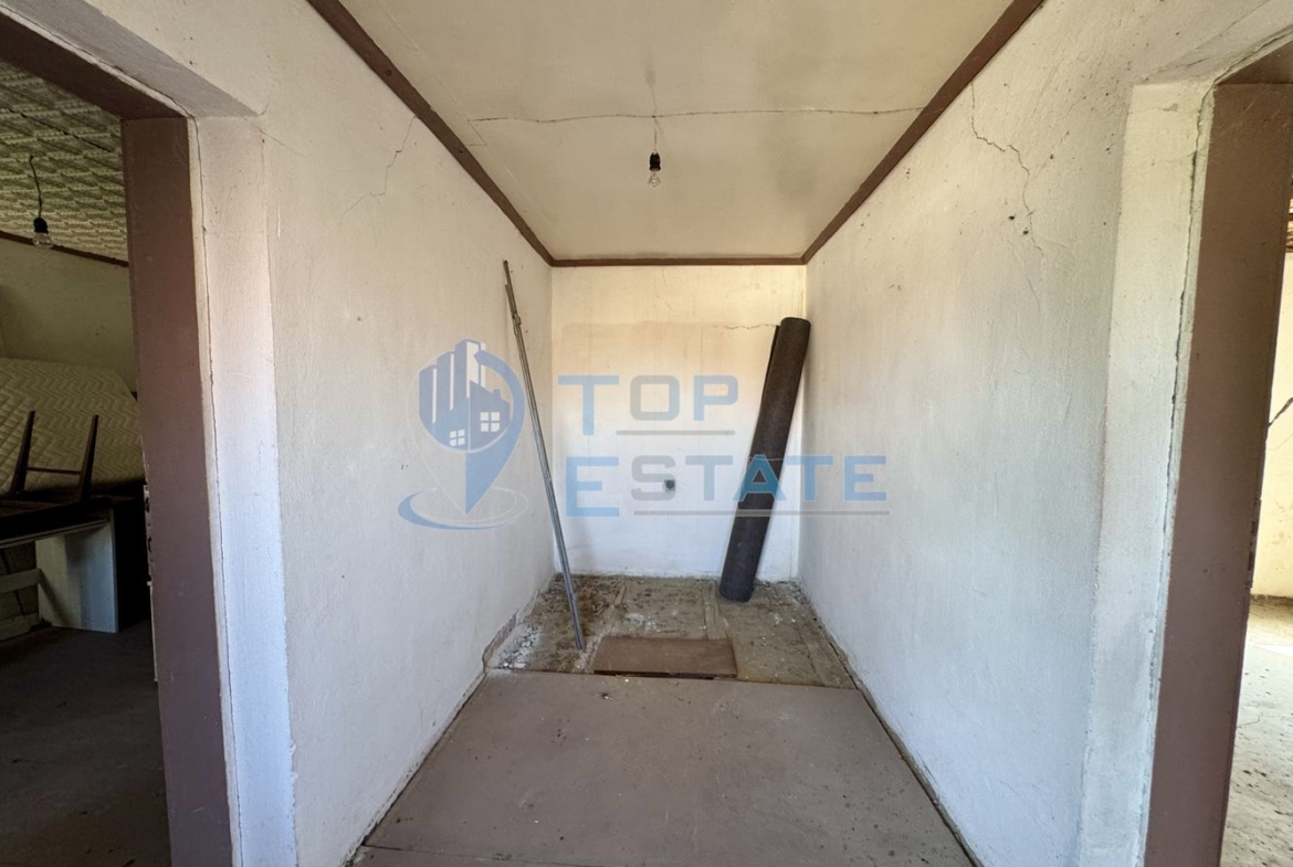 Тухлена къща с кладенец в село Добри дял, област Велико Търново - 0