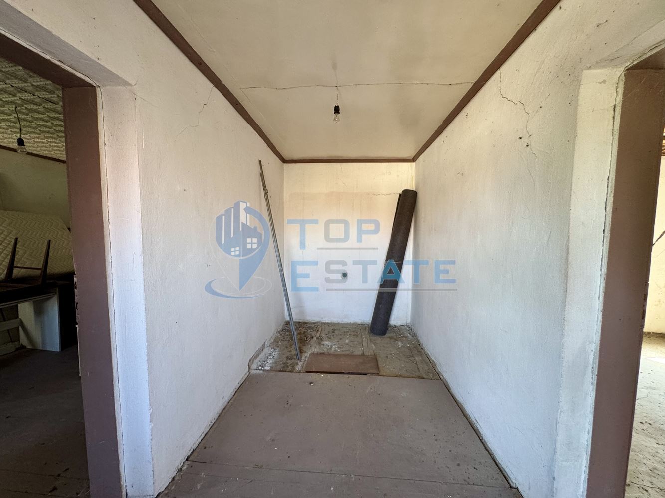 Тухлена къща с кладенец в село Добри дял, област Велико Търново - 0