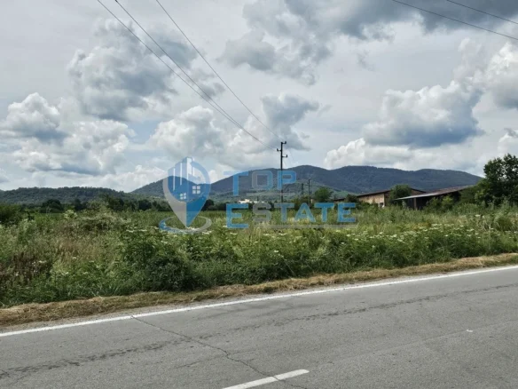 Голям парцел в гр. Елена на главен път и комплекс Тихия кът - 0
