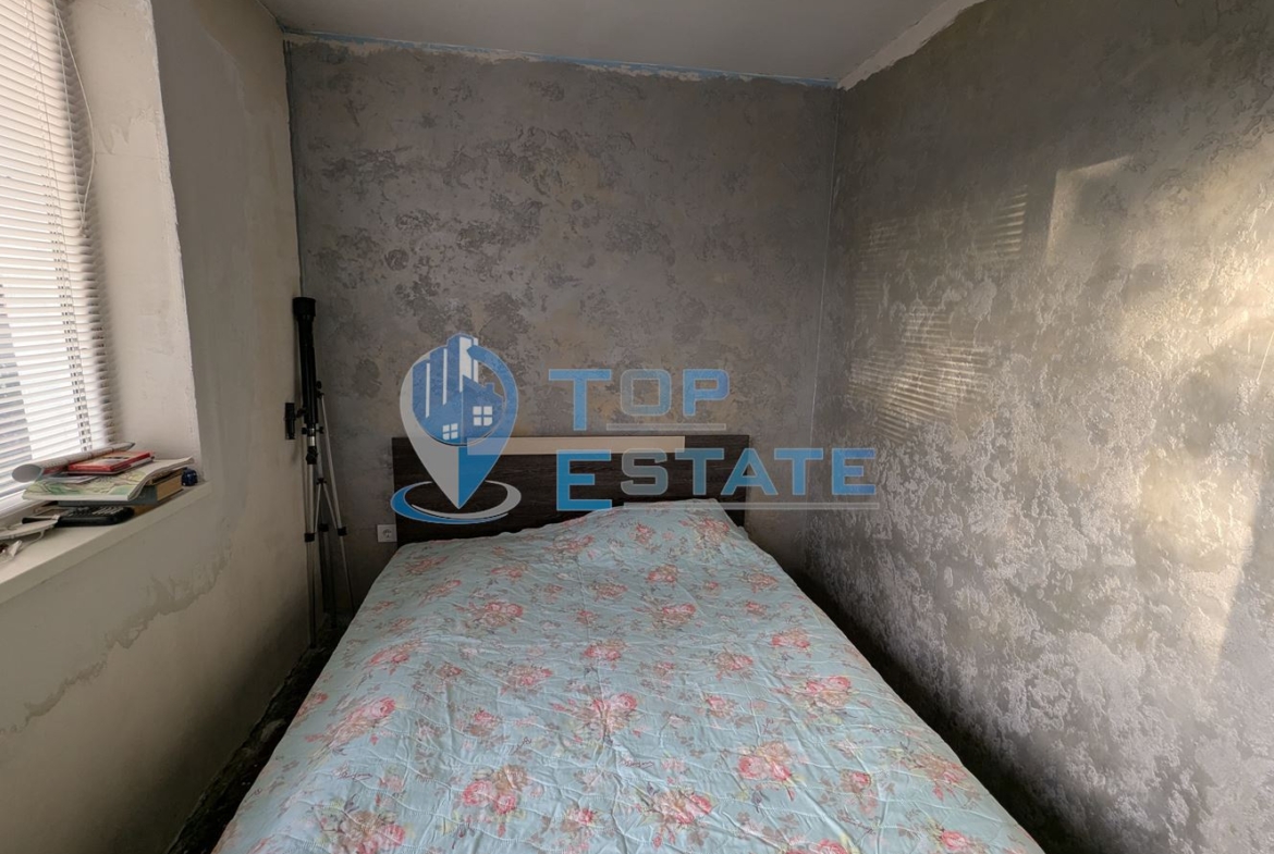 Двустаен тухлен апартамент на комуникативна улица в квартал Гарата, град Горна Оряховица, област Велико Търново - 0