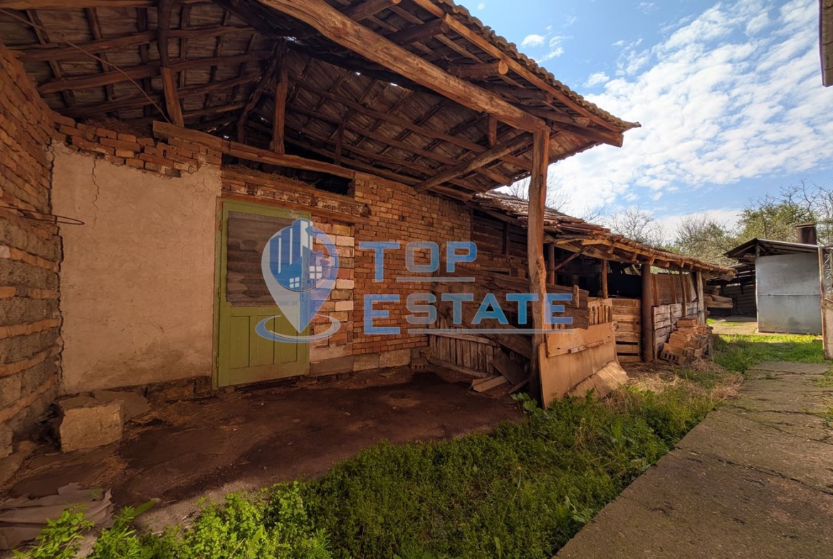 Едноетажна тухлена къща с гараж в село Павел - 0