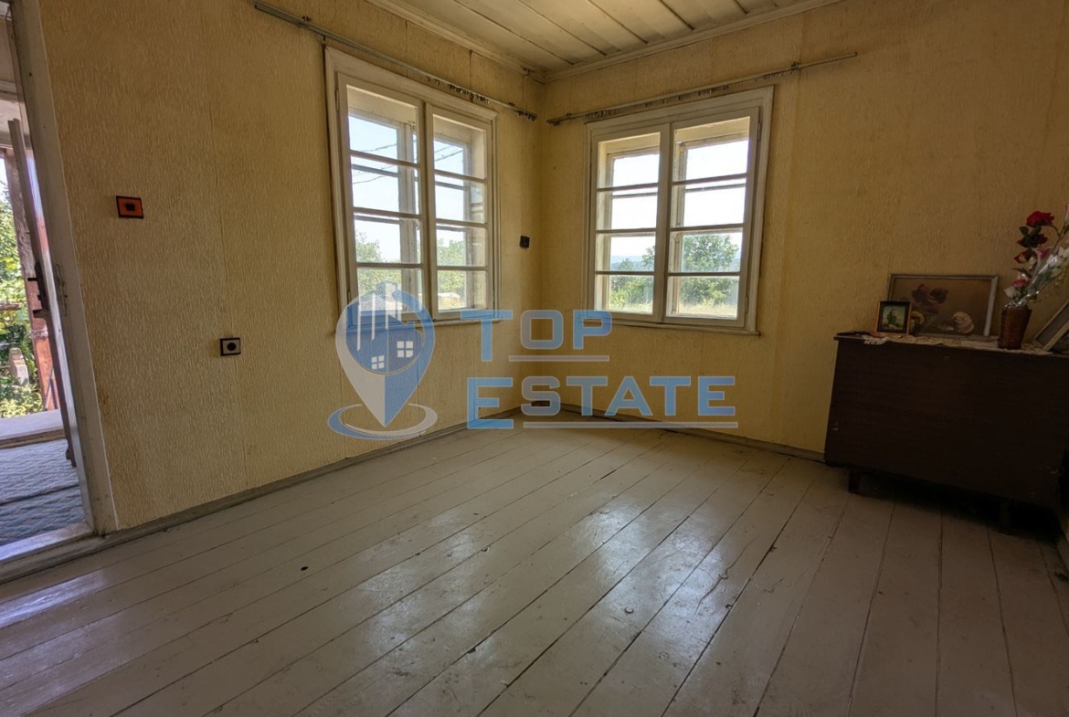 Двуетажна тухлена къща в село Драгижево, област Велико Търново - 0