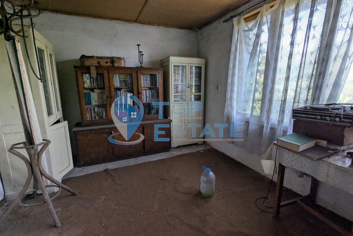 Тухлена къща на тиха и спокойна улица в село Поликраище, област Велико Търново - 0