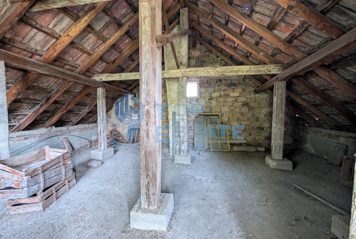 Двуетажна масивна вила в местност Арбанашко бърдо - 0