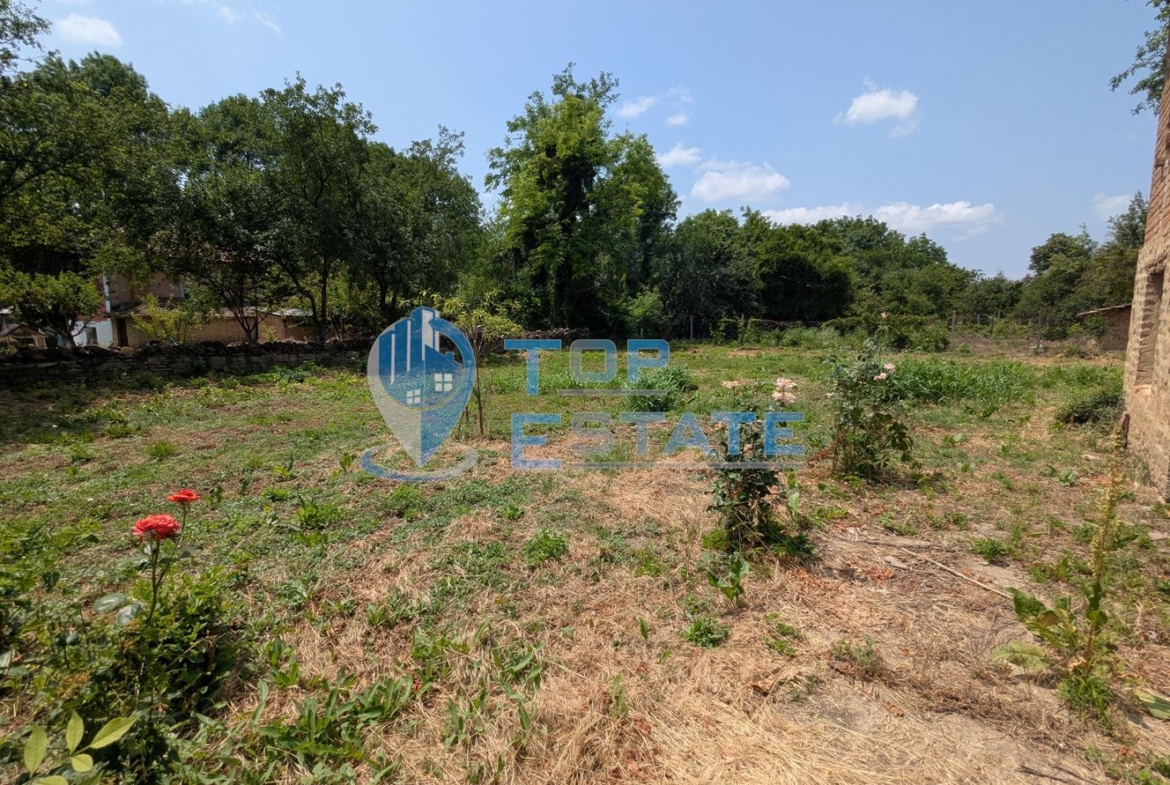 Двуетажна тухлена къща разположена в село Стамболово, община Павликени, област Велико Търново - 0
