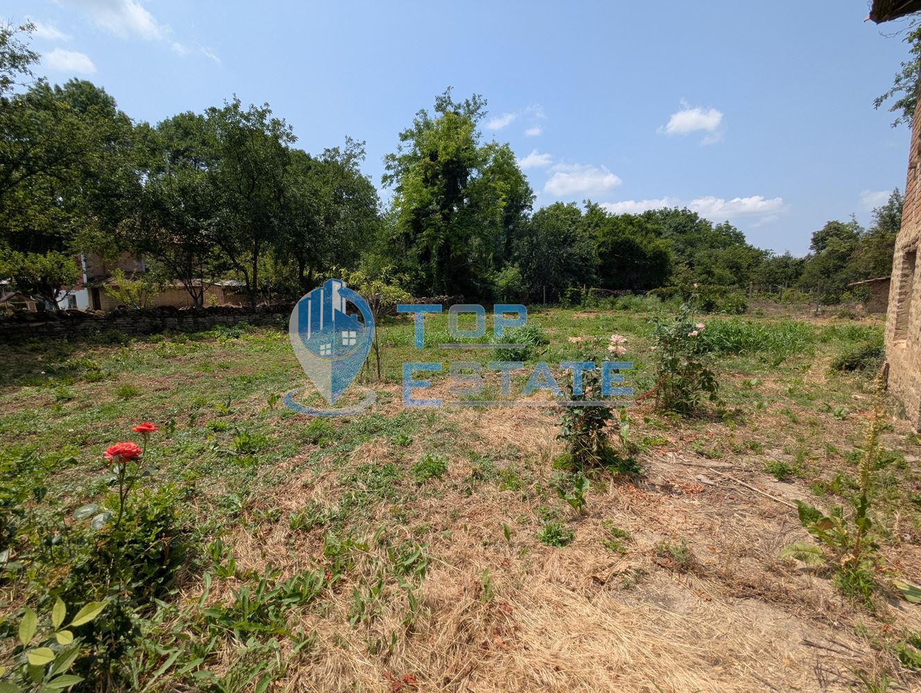 Двуетажна тухлена къща разположена в село Стамболово, община Павликени, област Велико Търново - 0